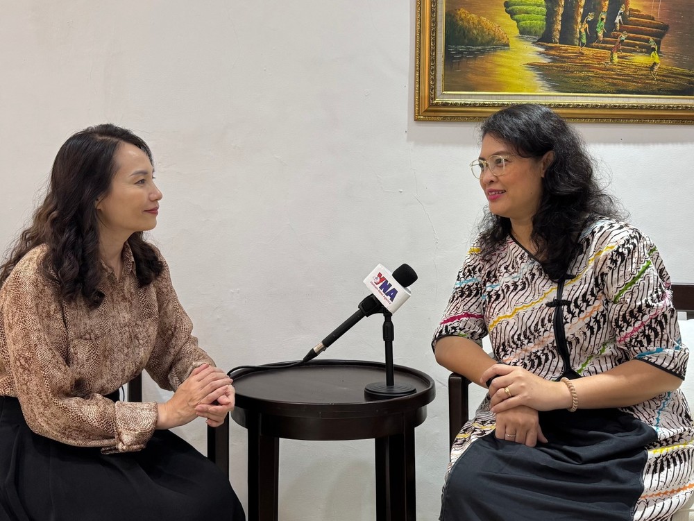 印度尼西亚Synergy政策研究所研究员迪娜·普拉普托·拉哈尔贾(Dinna Prapto Raharja)接受越通社驻雅加达记者采访。(图:越通社) 印度尼西亚Synergy政策研究所研究员迪娜·普拉普托·拉哈尔贾(Dinna Prapto Raharja)接受越通社驻雅加达记者采访。(图:越通社)