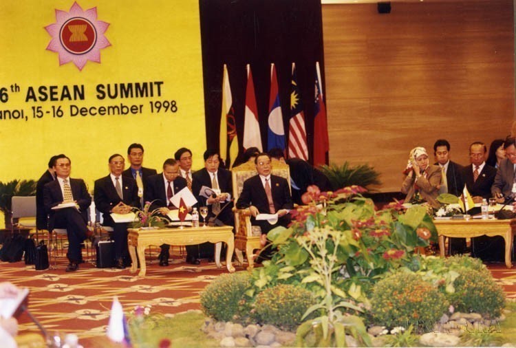 1998年12月16日,越南政府总理潘文凯出席东盟各国国家元首、政府首脑会议,通过《河内行动计划》和《河内宣言》。(图:越通社) 1998年12月16日,越南政府总理潘文凯出席东盟各国国家元首、政府首脑会议,通过《河内行动计划》和《河内宣言》。(图:越通社)