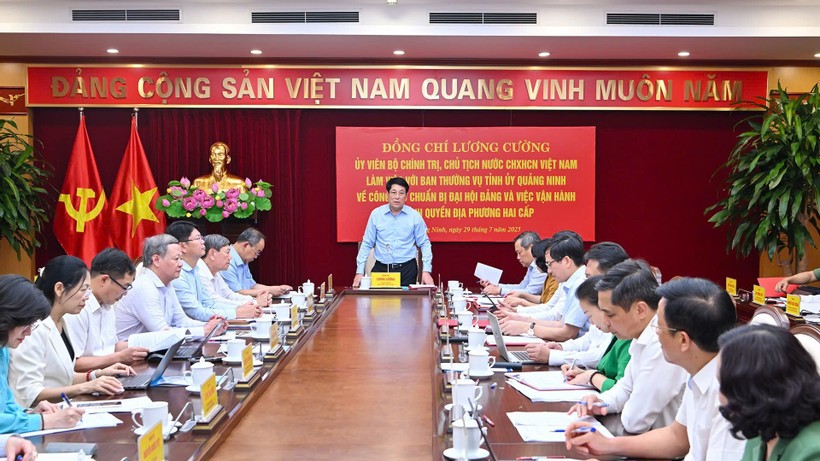 国际主席梁强(中)主持会议并发表讲话。(图:人民报)