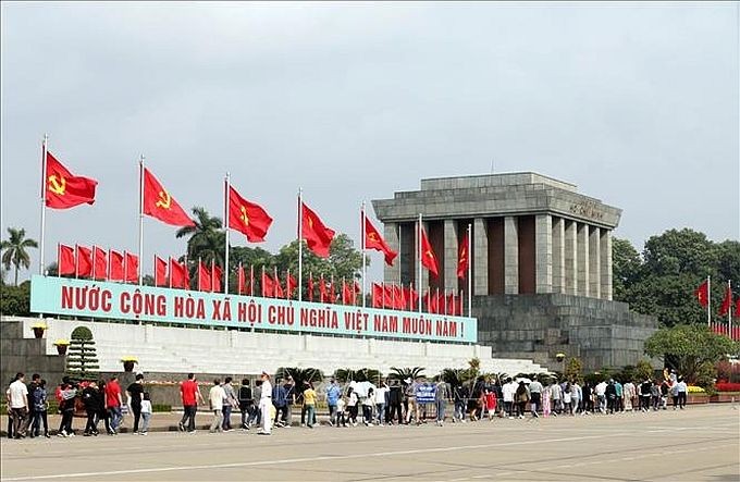 众多游客排长队等待晋谒胡志明主席陵。（图：越通社）