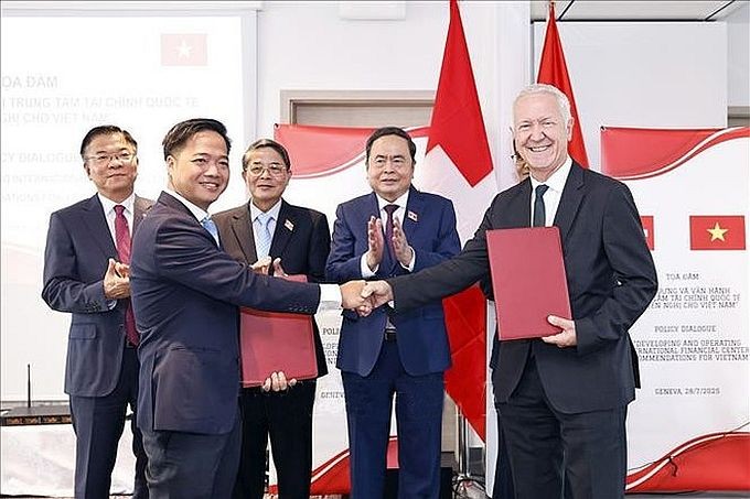 国会主席陈青敏见证两国关于加强投资合作与发展国际金融中心谅解备忘录。(图:越通社) qt.jpg