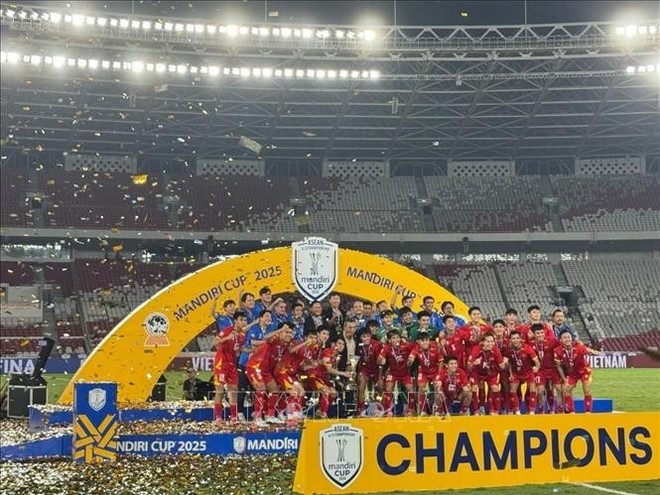 越南U23国家队以1比0战胜印度尼西亚U23队,连续第三次荣获东南亚U23足球锦标赛决赛中冠军。(图:越通社) 越南U23国家队以1比0战胜印度尼西亚U23队,连续第三次荣获东南亚U23足球锦标赛决赛中冠军。(图:越通社)