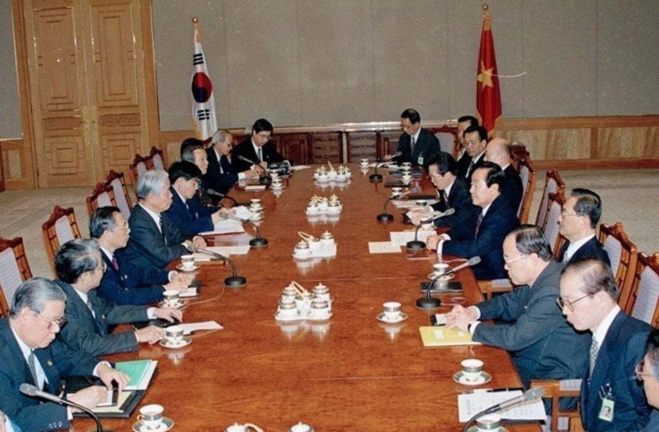 1995年4月11日至17日，党中央总书记杜梅对韩国进行正式访问，并与韩国总统金泳三举行会谈。图自 越通社