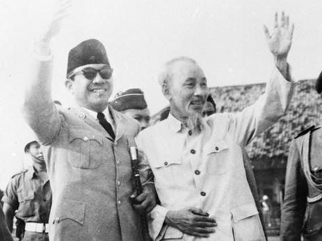 胡志明主席于1959年6月24日欢迎印度尼西亚总统苏加诺于访问越南。图片来源：越通社