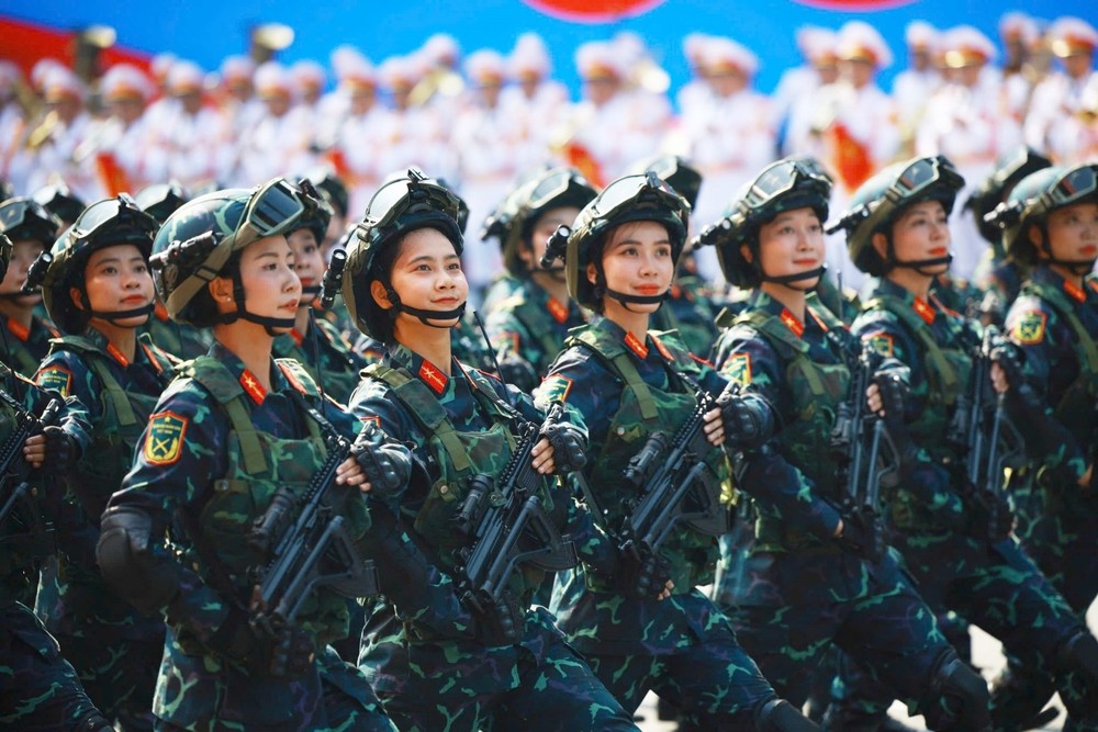 纪念南方解放、国家统一50周年阅兵游行活动隆重举行。图片来源：越通社