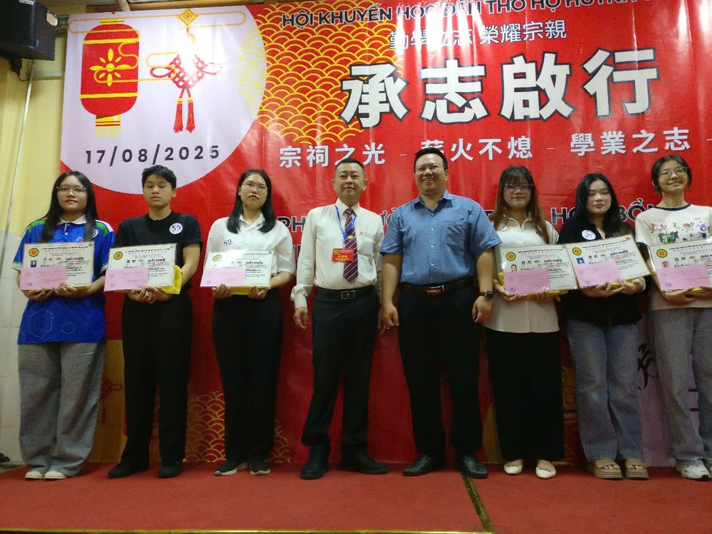 理事长黄锦雄（左四）与地方政府代表向大学生颁奖后合照。