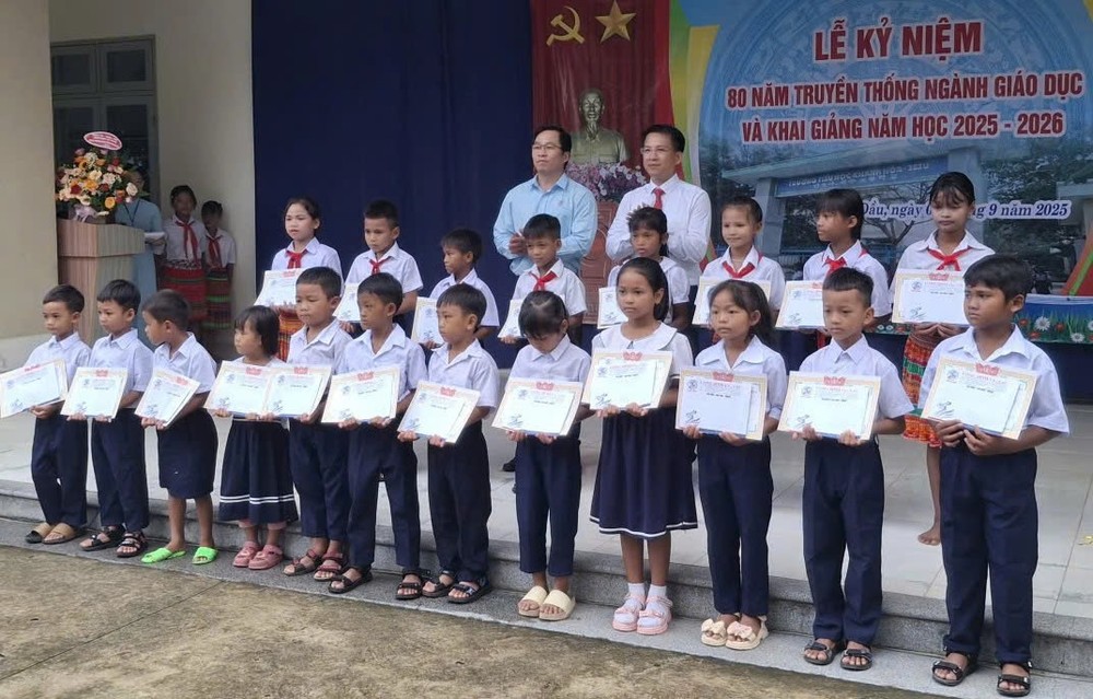 庆和省油溪乡庆和小学20名家境贫困难学生获颁发“龙生-好学”奖学金。