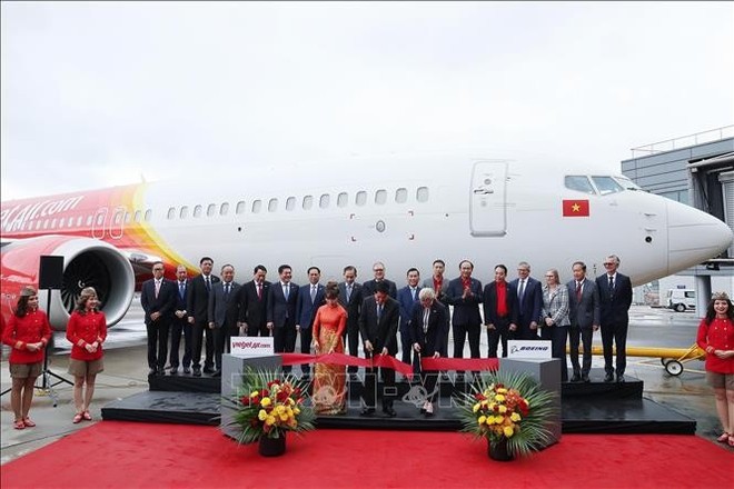 国家主席梁强见证波音集团与越捷航空的首架波音737 MAX飞机交付。（图：越通社）