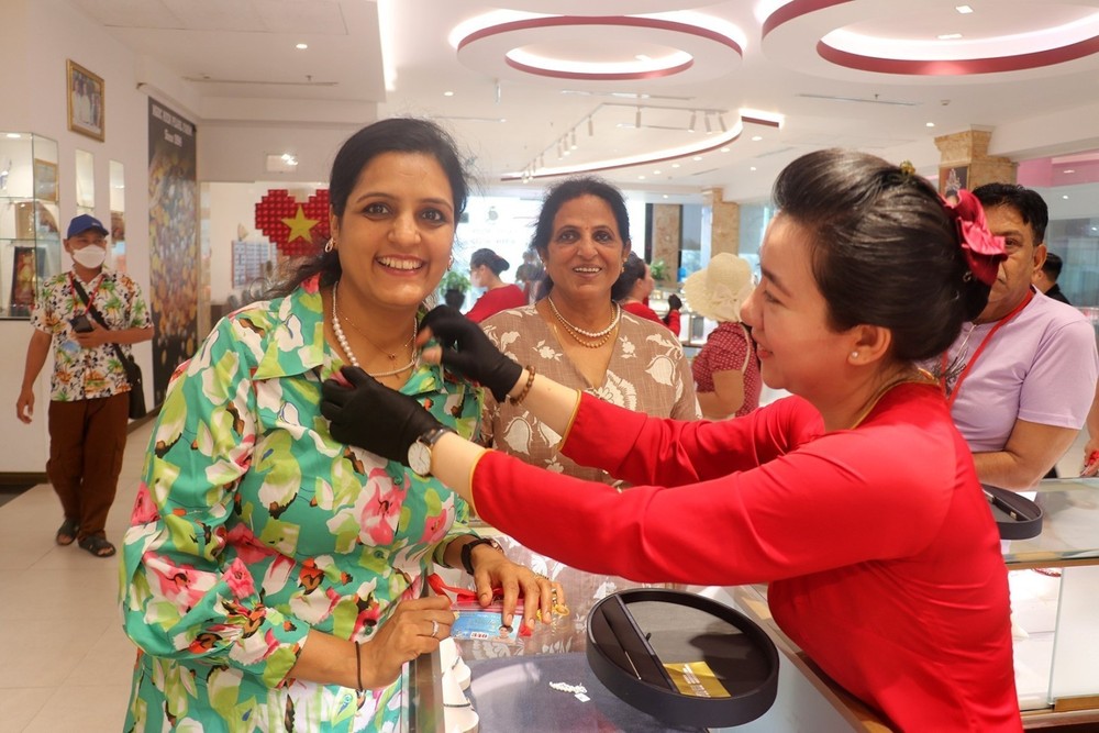 游客参观富国玉贤珍珠展示区。（图自越通社）