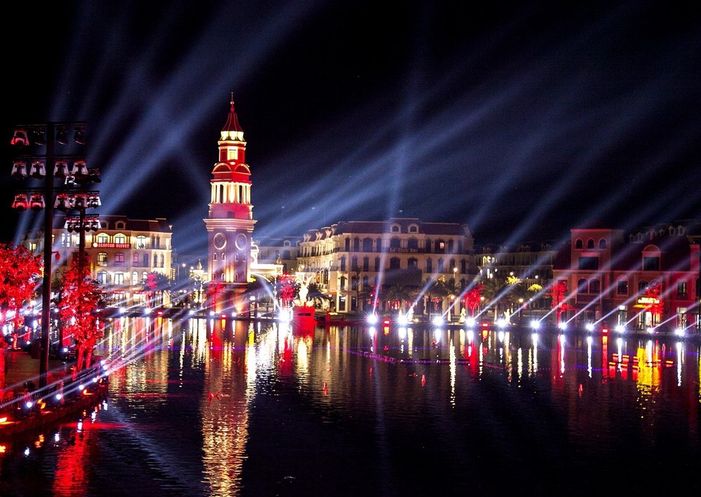 不眠的节庆之城—Grand World 夜晚再现一座华丽的“缩小版威尼斯”。（图：越通社）