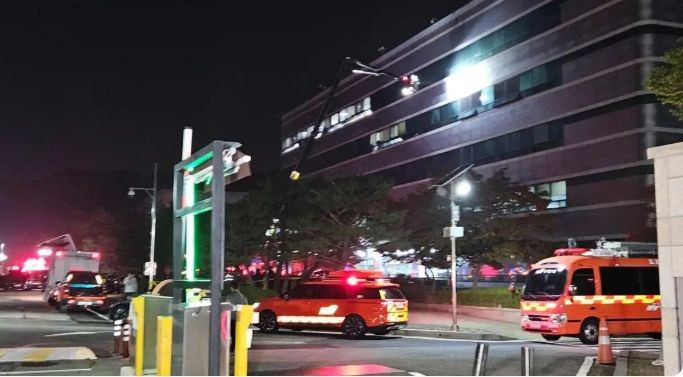 消防车参加救援工作。