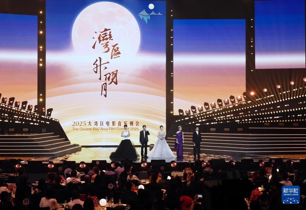 9月28日，主持人在晚会现场主持。