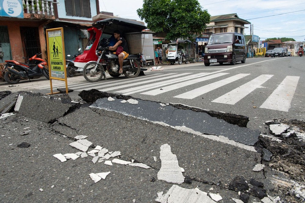 2025年10月1日，菲律宾中部宿务省博戈市的一条道路因地震受损。（图：AFP）