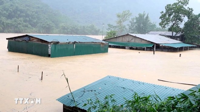 洪水导致清化省多户民房被淹。（图：越通社）