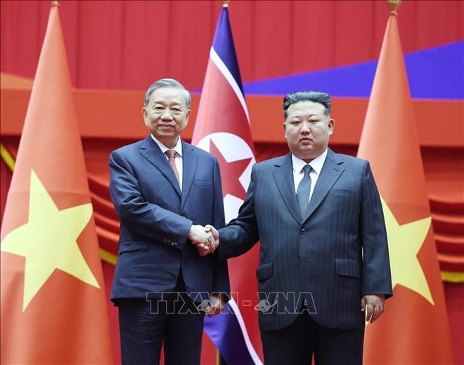 苏林总书记与金正恩握手。（图：越通社）