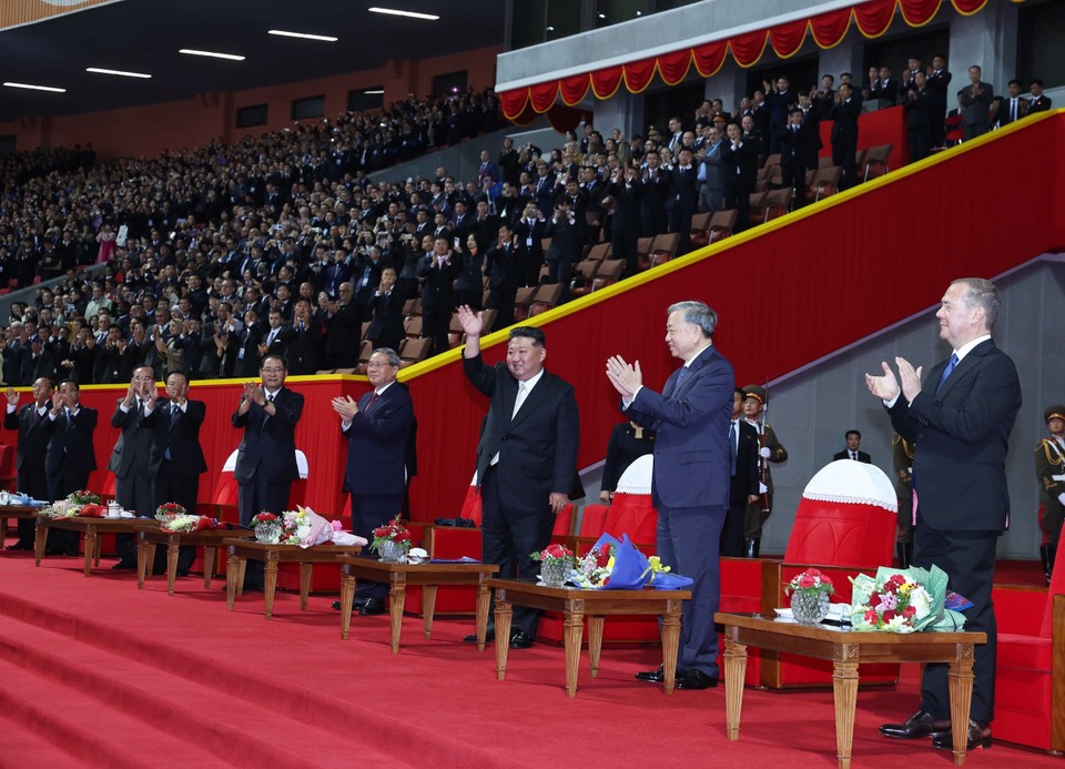 朝鲜劳动党总书记、国务委员长金正恩与党中央总书记苏林及各位代表一同出席活动。（图：越通社）