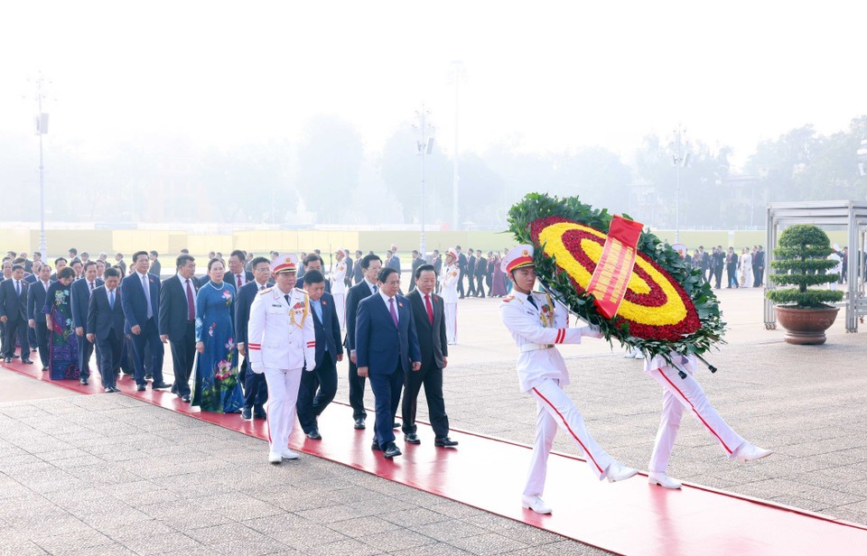 越南政府党部第一次代表大会（2025—2030年任期）代表团在范明政总理率领下，前往胡志明主席陵敬献花圈并入陵瞻仰胡志明主席遗容。（图：越通社）
