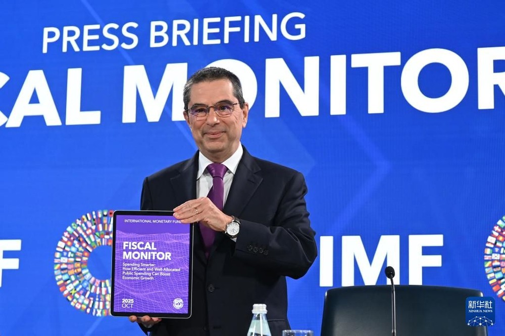 10月15日，在美国华盛顿，国际货币基金组织财政事务部主任维托尔·加斯帕尔在《财政监测报告》新闻发布会上展示报告。（图：新华社)