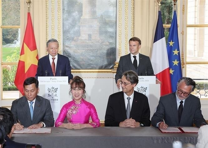 越捷航空股份公司董事长阮氏芳草与总经理丁越芳、赛峰集团总经理奥利弗·安德列斯（Oliver Andriès）、CFM International总经理盖尔·梅休斯（Gael Méheust）共同签署向200架窄体客机提供发动机及维护服务的合同（2024年10月7日）。图自越通社