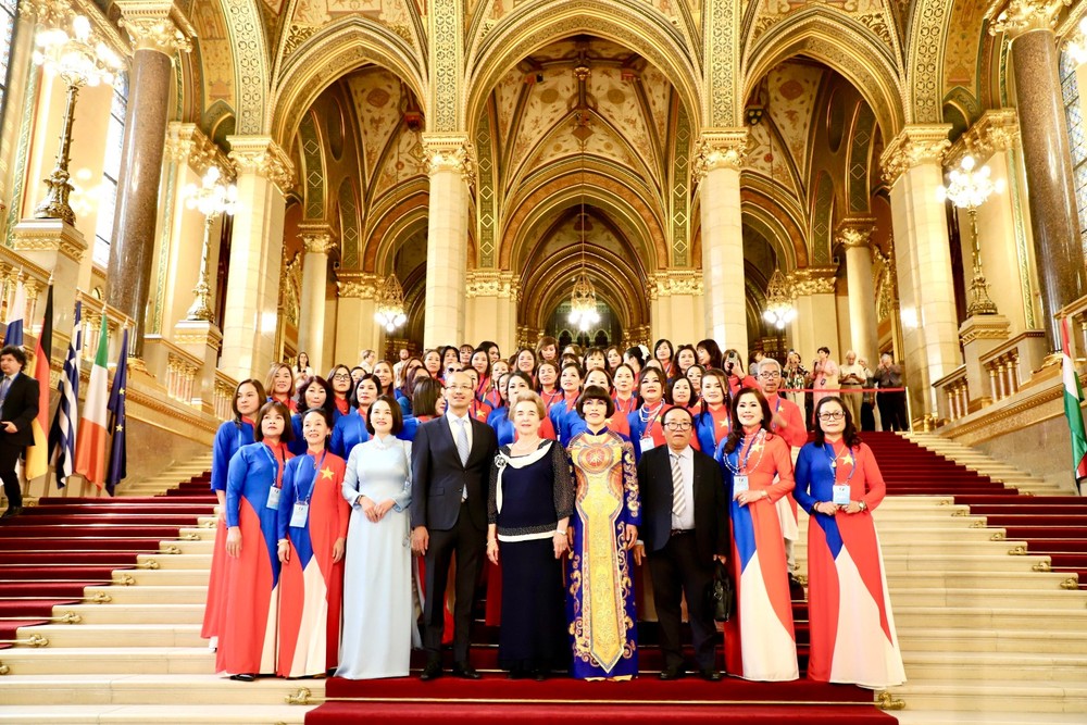 2025年6月15日，在越南驻匈牙利大使馆支持下，由欧洲越南妇女论坛主办题为“在数字化与人工智能时代确定海外越南价值”的论坛在匈牙利国会大厦举行。（图：越通社）