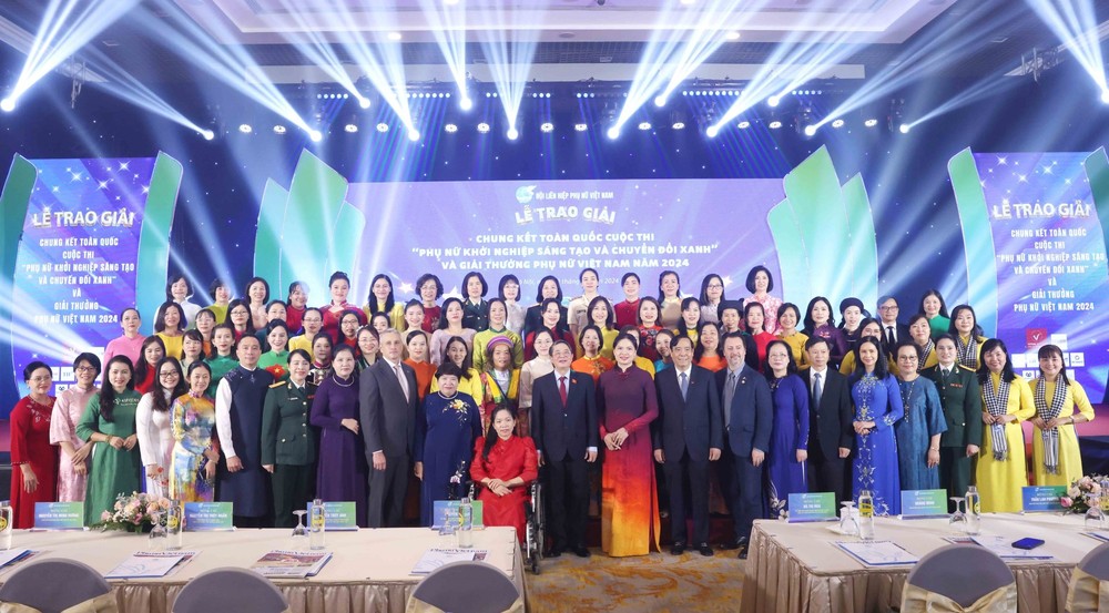 2024年10月12日在河内召开的2024年越南妇女奖颁奖典礼。（图：越通社）