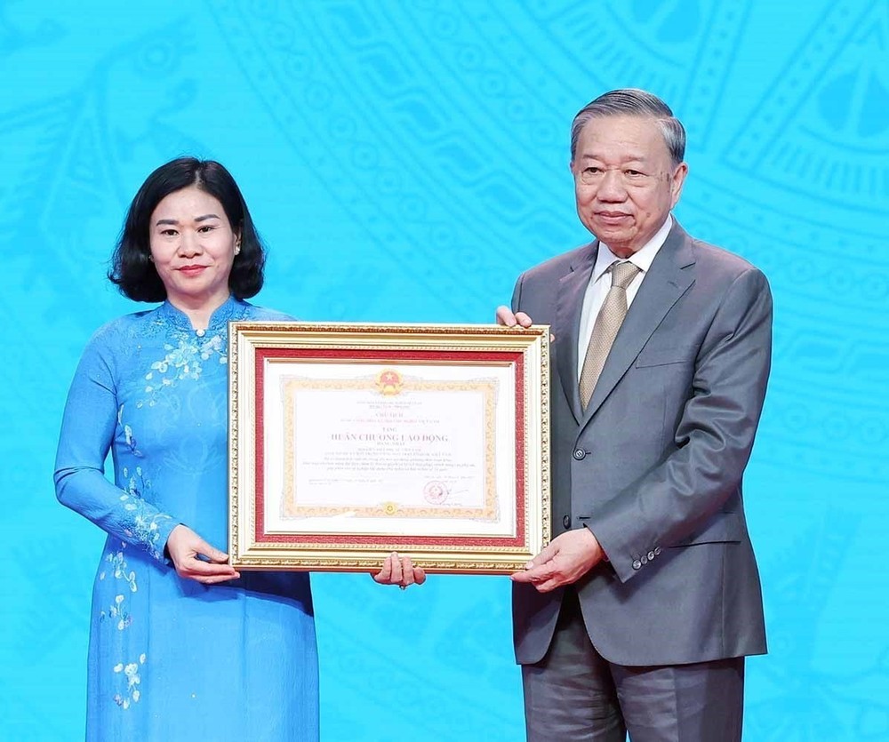 党中央总书记苏林于2025年10月2日在纪念越南妇女联合会成立95周年庆典上向越南妇女联合会颁发一等劳动勋章。（图：越通社）