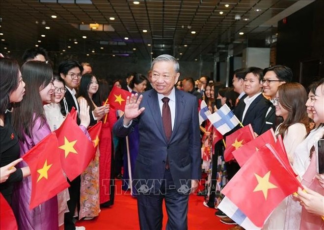 越南驻芬兰大使馆工作人员到机场迎接苏林总书记一行。（图：越通社）