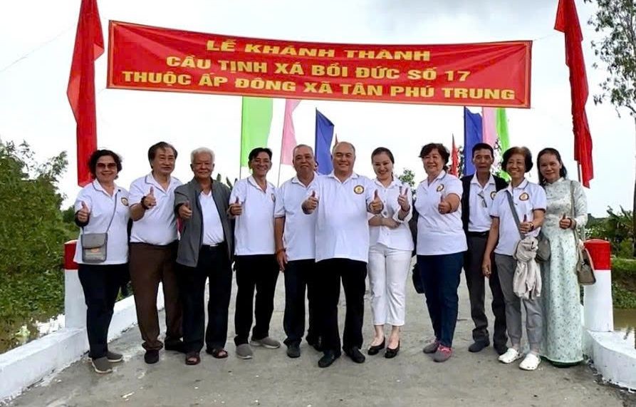 培德精舍会长、欧洲贸易公司董事长庄瑞雄（中）与代表们在新桥上合照留念。