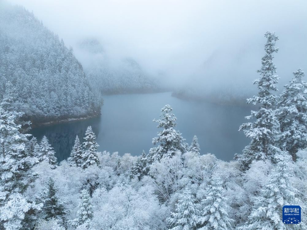 图为九寨沟长海雪景（10月24日摄，无人机照片）。 （图：新华社）