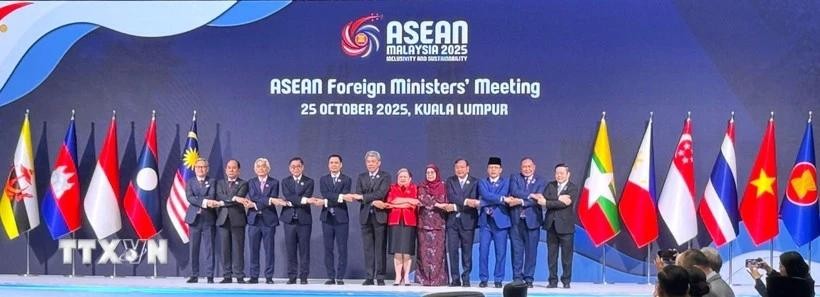 出席东盟外交部长会议的与会代表合影。（图：越通社）