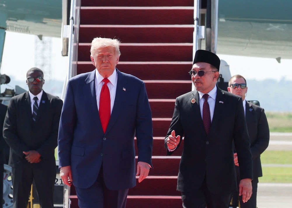 马来西亚总理安瓦尔在吉隆坡国际机场迎接美国总统特朗普。