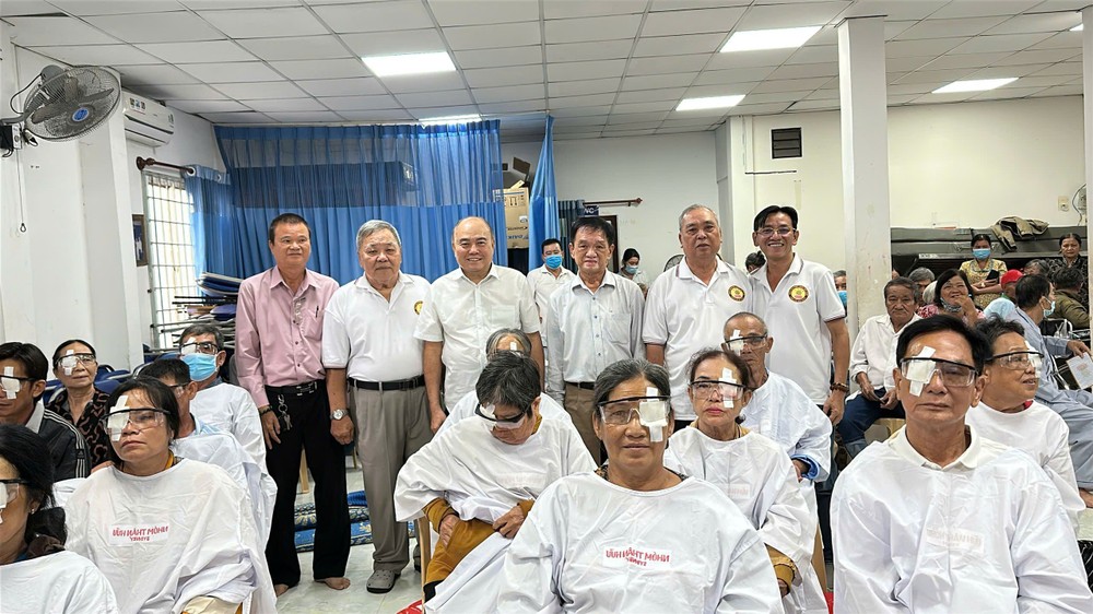 培德精舍会长庄瑞雄（左三）与护法会代表同部分术后白内障病人代表合摄。