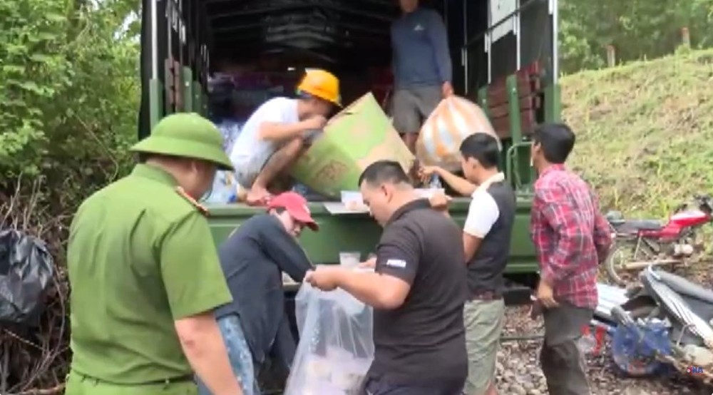 多支救援小队徒步翻山越岭，背负物资沿山间小路深入偏远村寨，全力守护受困群众的生活安全。（图：视频截图）