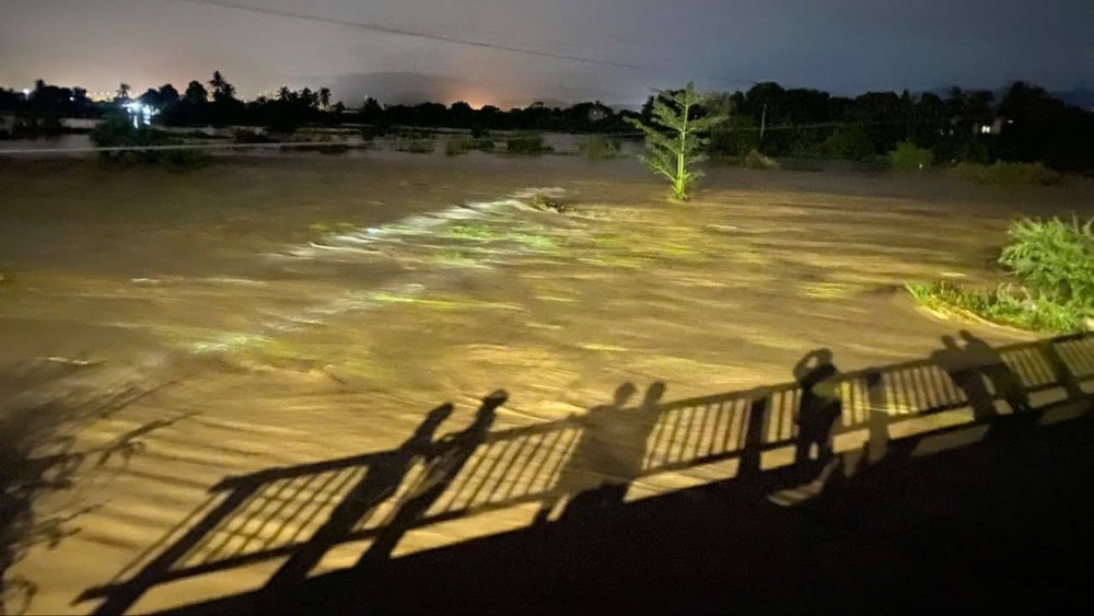 夜间洪水涌入，冲走了3人。