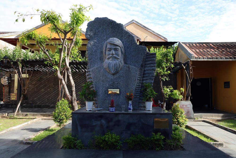 波兰建筑师卡齐米日·奎亚特科夫斯基（1944-1997）雕像， 座落于会安古镇，用以纪念他对会安文化遗产的贡献。图自越通社