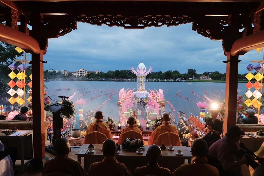 2024年顺化节期间在迎凉亭举办的放花灯节。图自越通社