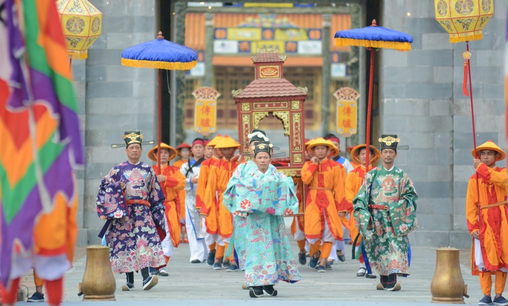 在午门以舞台化形式再现阮朝“传胪礼”（宣读、公布殿试进士名单的仪式）。图自越通社