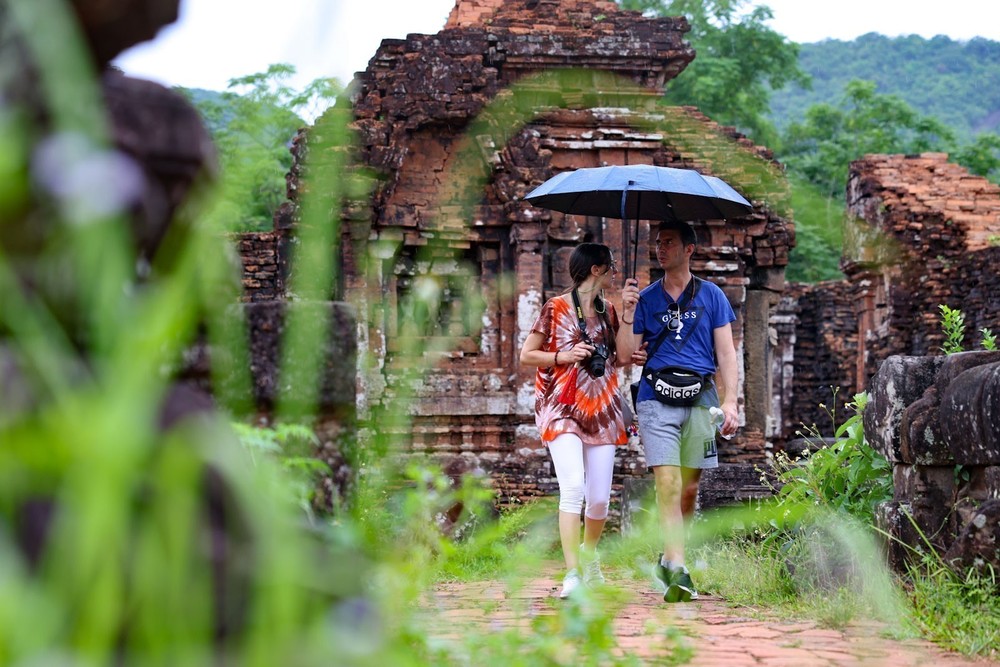 国际游客欣赏位于岘港的占婆美山遗迹群之美。图自越通社
