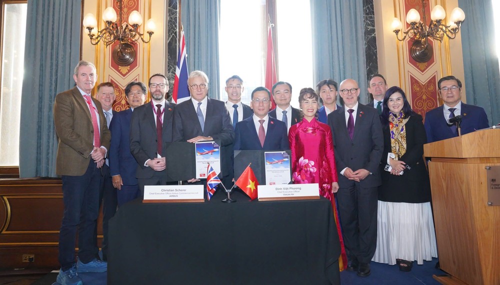 越捷航空与空中客车公司签署订购100架A321neo客机协议。