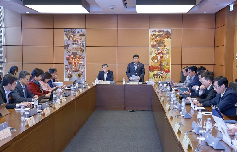 11月5日上午，国会代表分组审议了《民事执行法（修正案）》、《司法鉴定法（修正案）》、《反腐败法（修正案）》及《知识产权法（修正案）》等法律草案。（图：越通社）