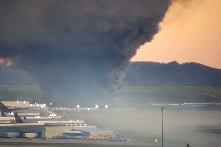 11月4日，肯塔基州路易斯维尔机场发生事故，浓烟滚滚。（图：互联网）
