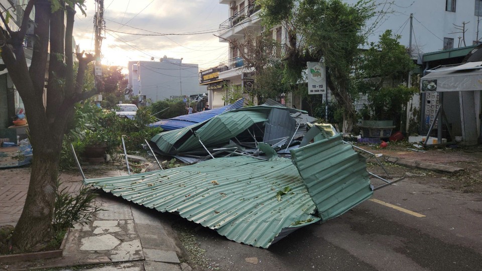 13号台风袭击，归仁坊多处受损。图自 越通社
