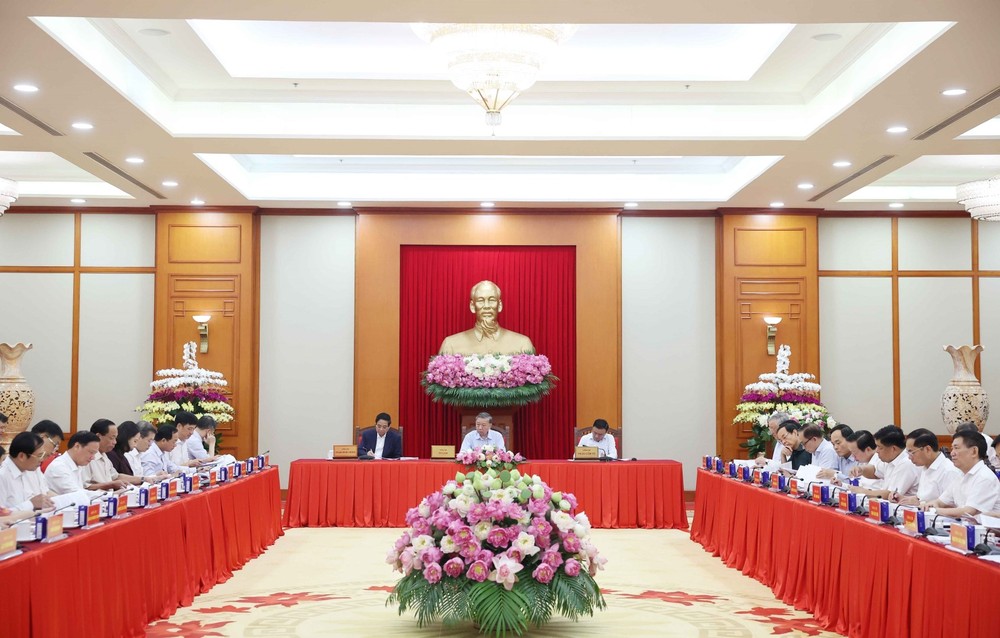 2025年7月30日，党中央总书记苏林在河内主持召开关于党十四大文件草案的工作会议。图自越通社