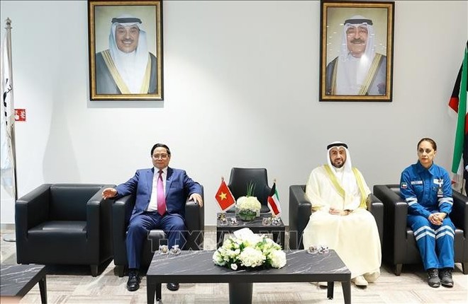 越南政府总理范明政与科威特Al-Zour炼油化工综合体领导举行工作会议。图自越通社