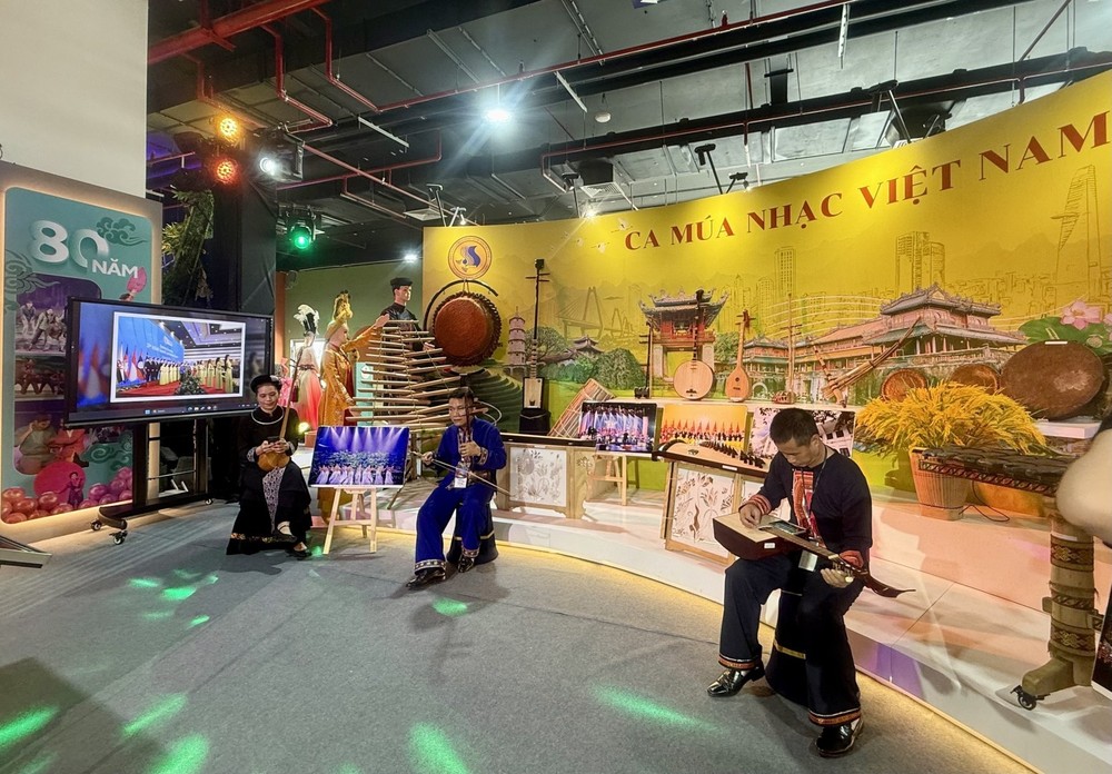在2025年国家成就展上的12个文化产业领域展区中进行的传统乐器表演。图自越通社。
