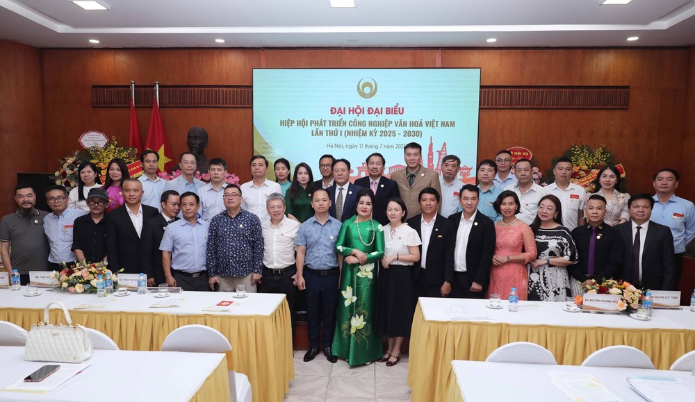 2025年7月11日下午，越南文化产业发展协会成立决定发布仪式暨越南文化产业发展协会第一次代表大会在河内举行。图自越通社。