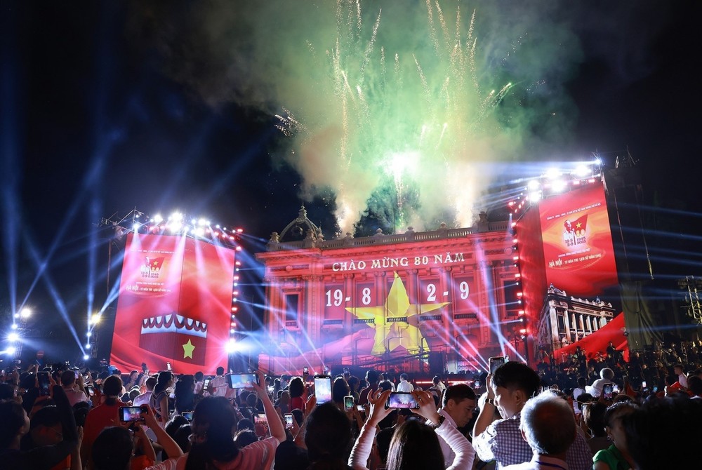 于2025年8月15日在河内举行的特别文艺节目《河内—从1945年历史之秋》应用了3D Mapping技术。图自越通社