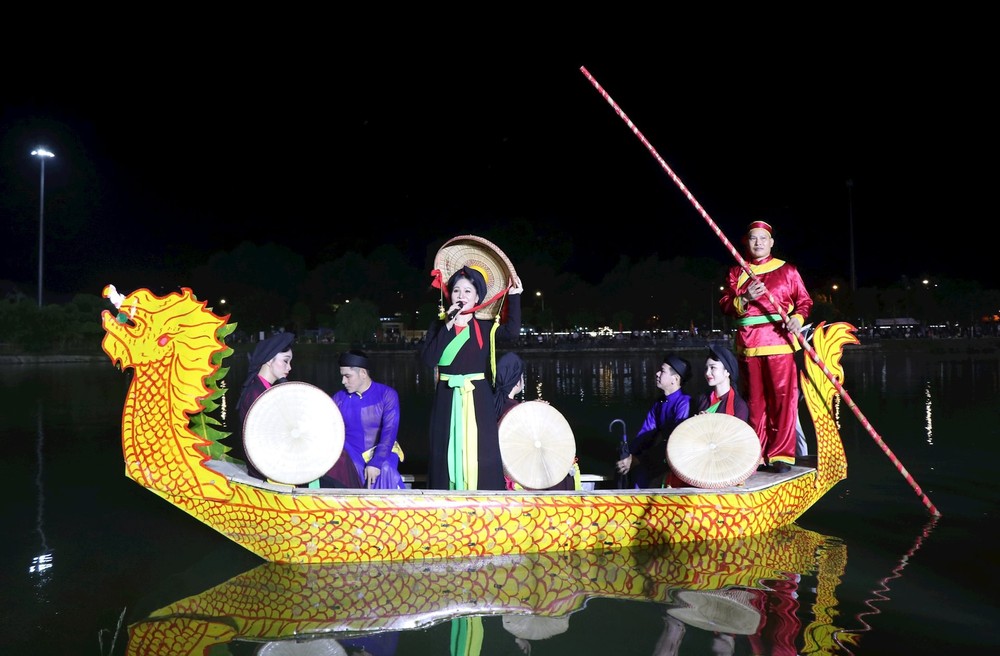 官贺歌手在船上表演官贺民歌。图自越通社