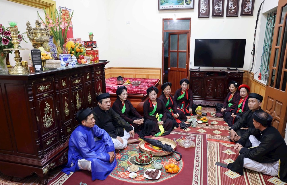 “更曲”（Hát canh）——北宁官贺最古老的演唱习俗。图自越通社