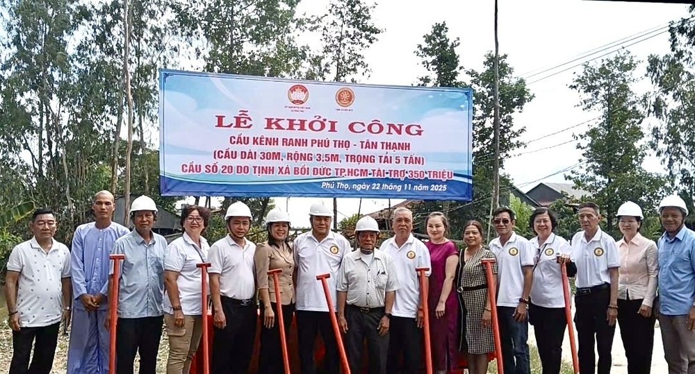 培德精舍代表与地方代表合摄于新桥动土仪式上。